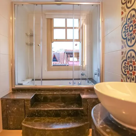 Stunning Studio Flat With Jacuzzi Near Hadrian's Gate Hostel Antalya